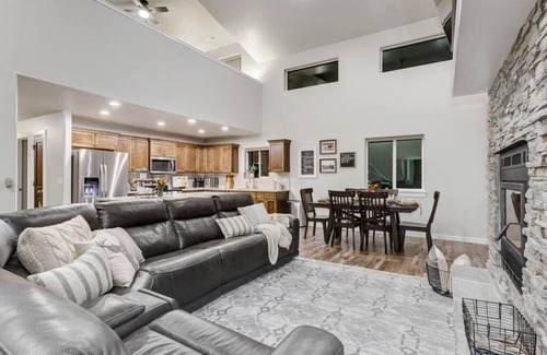 Fir Grove Estates Cabina | Delightful Donnelly Cabin w/ Hot Tub & Great Views