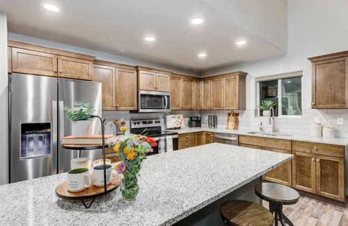 Fir Grove Estates Cabina | Delightful Donnelly Cabin w/ Hot Tub & Great Views