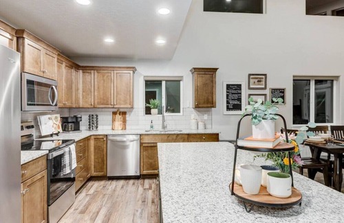 Fir Grove Estates Cabina | Delightful Donnelly Cabin w/ Hot Tub & Great Views
