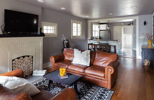 Cody Casa | Encantador DOWNTOWN CODY Craftsman Style House !!