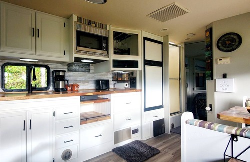 North Bend Casa | Delightful Gypsy Moon Remodeled RV with Bay View