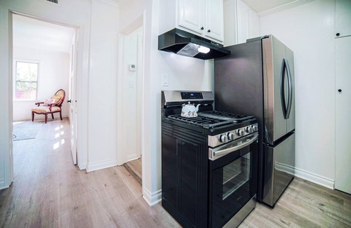 Sawtelle Casa | Delightful house with WiFi in vibrant West Los Angeles