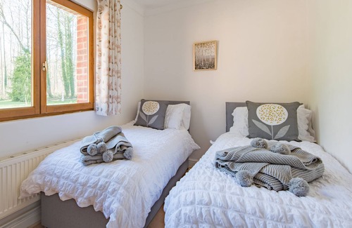 Doddington Casa | Delightful lodge located in the middle of Sharsted Wood near Canterbury with a pool!