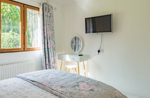 Doddington Casa | Delightful lodge located in the middle of Sharsted Wood near Canterbury with a pool!
