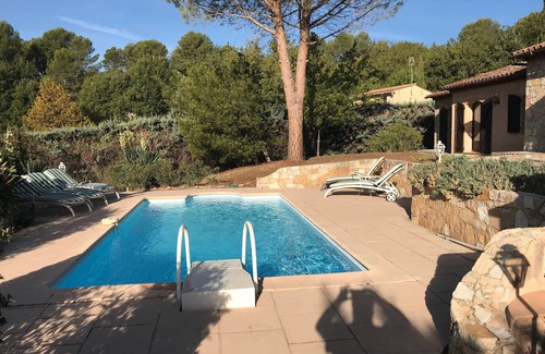 Tourrettes Villa | Encantadora villa de estilo provenzal en un solo nivel con piscina y vistas impresionantes.