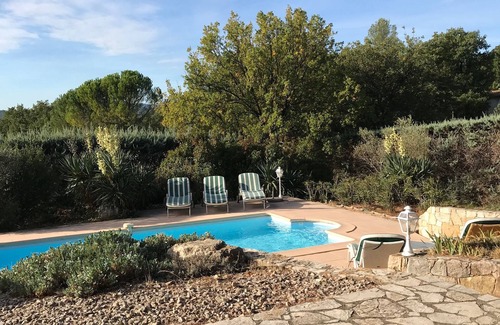 Tourrettes Villa | Encantadora villa de estilo provenzal en un solo nivel con piscina y vistas impresionantes.