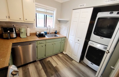 Greensboro Casa | Delightful Room, queen-size bed, near hospitals & shops. AC, WiFi, 1.5 bathrooms