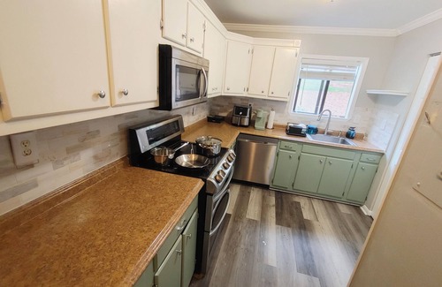 Greensboro Casa | Delightful Room, queen-size bed, near hospitals & shops. AC, WiFi, 1.5 bathrooms