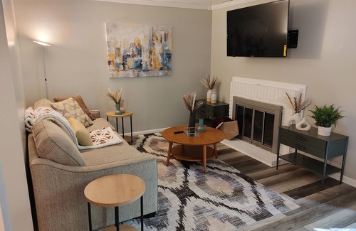 Greensboro Casa | Delightful Room, queen-size bed, near hospitals & shops. AC, WiFi, 1.5 bathrooms