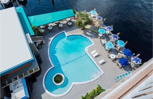 Pompano Beach Alquiler De Eote | Delightful Sport Yacht with Pool