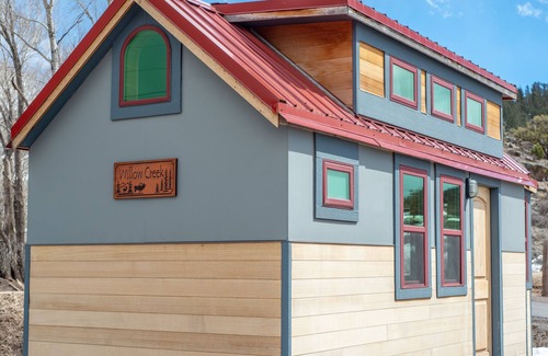 Red Bluff Estates Cabina | Delightful Tiny Home at Tiny Timbers Resort!