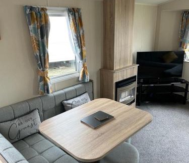 Par Casa | Delightful two bedroom caravan on Par Beach.