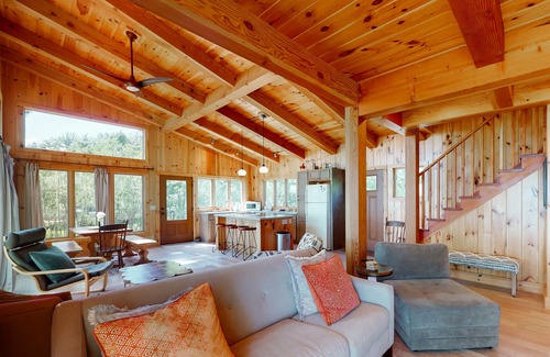 North Hero Casa | Delightful Waterfront Escape W/ Three Kayaks, Free WiFi, Beach Access & More