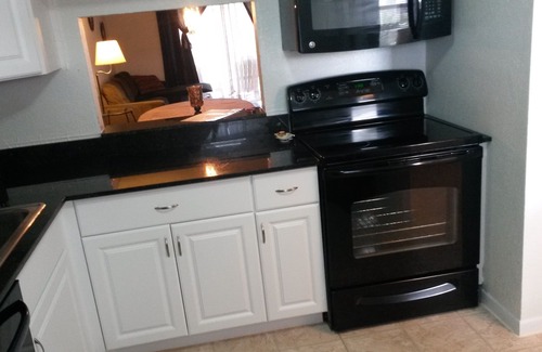 Delray Beach Condominio | Delray Beach Beautifully Lago Del Ray 2/2 Lake View Condo renovado, 8Min 2 Beach