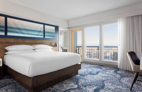 Northeast Virginia Beach Hotel | Delta Hotels by Marriott Virginia Beach Waterfront Suites