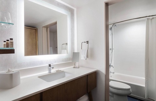 Northeast Virginia Beach Hotel | Delta Hotels by Marriott Virginia Beach Waterfront Suites