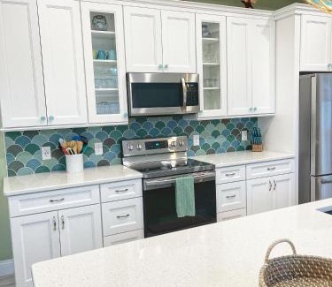 Tyler Gardens Casa | Delux 3BR House with Pool 3 Minute walk to Beach