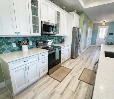 Tyler Gardens Casa | Delux 3BR House with Pool 3 Minute walk to Beach