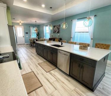 Tyler Gardens Casa | Delux 3BR House with Pool 3 Minute walk to Beach