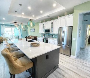 Tyler Gardens Casa | Delux 3BR House with Pool 3 Minute walk to Beach