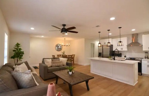Baytown Cabaña | DELUX WATER DISTRICT DUPLEX minutes away from NASA,Kemah boardwalk,fishing areas