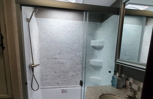 Mongaup Valley Casa | Deluxe 1 bedroom 33' RV Camping with Twin Lakes