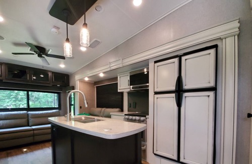 Mongaup Valley Casa | Deluxe 1 bedroom 33' RV Camping with Twin Lakes