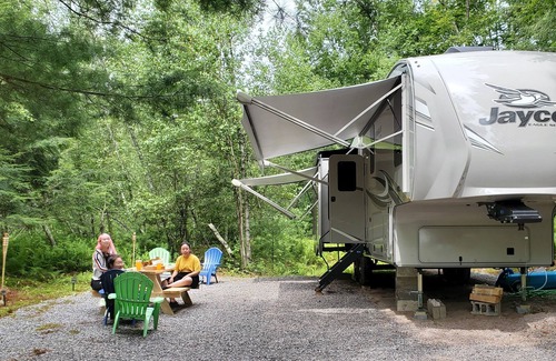 Mongaup Valley Casa | Deluxe 1 bedroom 33' RV Camping with Twin Lakes