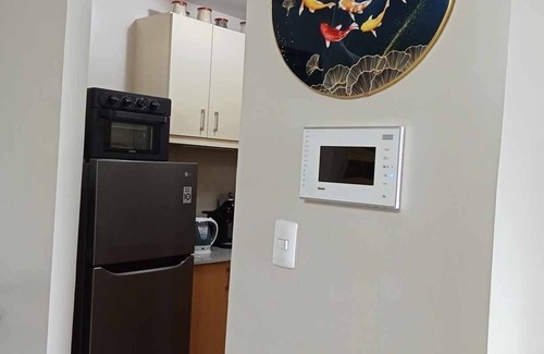 Pinagsama Condominio | Deluxe 1BR 27th floor in Taguig/BGC w/balcony, amazing view of bay, wi-fi+55" TV