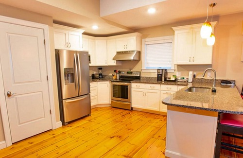 Kennebunk Complejo | 84 Main-Deluxe 2 Bed/Bath condo in the heart of Americana historic Main St.