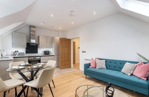 Leatherhead Apartamento | Deluxe 2-BR Saarb Apartment Leatherhead