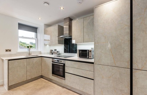 Leatherhead Apartamento | Deluxe 2-BR Saarb Apartment Leatherhead