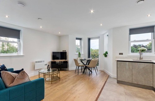 Leatherhead Apartamento | Deluxe 2-BR Saarb Apartment Leatherhead