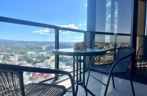 Bowen Hills Apartamento | Deluxe 2BD Apt with Infinity Pool
