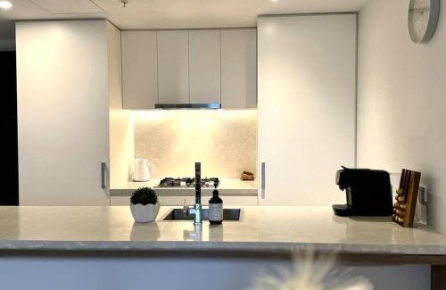 Bowen Hills Apartamento | Deluxe 2BD Apt with Infinity Pool