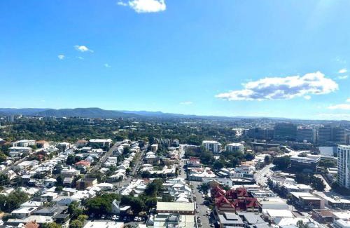 Bowen Hills Apartamento | Deluxe 2BD Apt with Infinity Pool