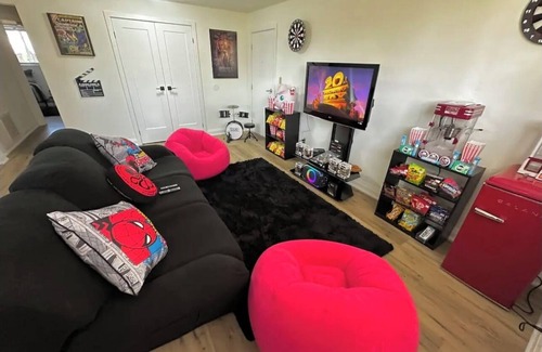 Port Dover Apartamento | Deluxe 2BD Movie Lounge Unit in Port Dover