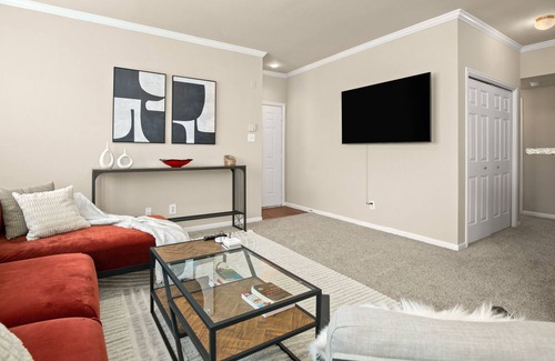 Wells Branch Apartamento | Deluxe 2BR Apartment w/ balcony on-site gym & pool