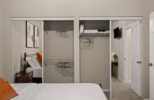 Wells Branch Apartamento | Deluxe 2BR Apartment w/ balcony on-site gym & pool