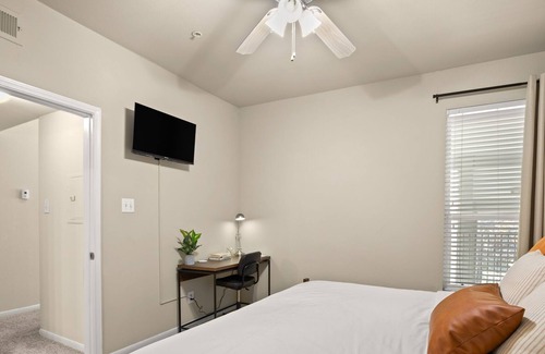 Wells Branch Apartamento | Deluxe 2BR Apartment w/ balcony on-site gym & pool