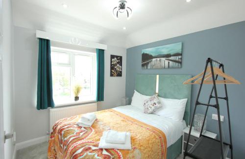 Earley Casa | Deluxe 3 Bedroom 2 Bath House &Parking by CozyNest