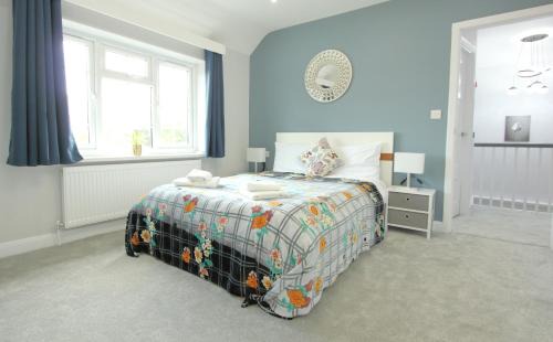 Earley Casa | Deluxe 3 Bedroom 2 Bath House &Parking by CozyNest