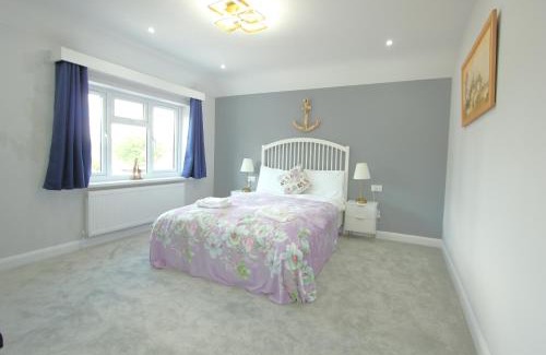 Earley Casa | Deluxe 3 Bedroom 2 Bath House &Parking by CozyNest