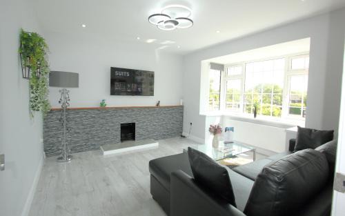 Earley Casa | Deluxe 3 Bedroom 2 Bath House &Parking by CozyNest
