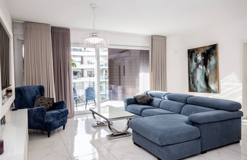 St. Andrew's Apartamento | Deluxe 3 BR Oasis With Pool Next to St Julians