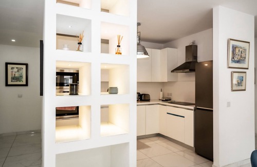 St. Andrew's Apartamento | Deluxe 3 BR Oasis With Pool Next to St Julians