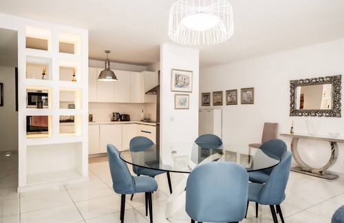 St. Andrew's Apartamento | Deluxe 3 BR Oasis With Pool Next to St Julians