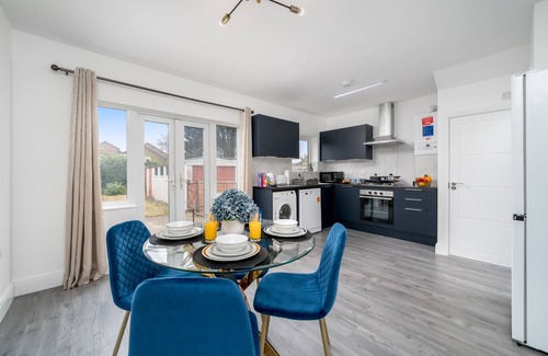 Queensbury Casa | Deluxe 3bed W/parking By Oceana Apartments® Near Wembley 35% OFF Monthly Stays