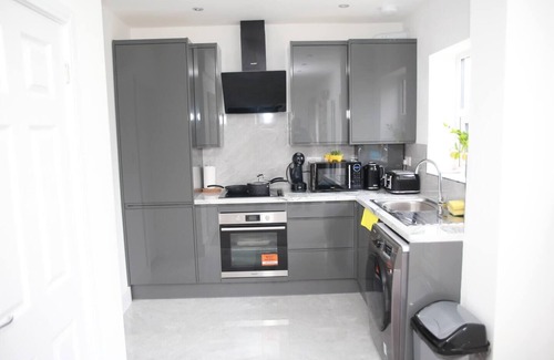 Fryent Casa | Deluxe 4-Bed House Close2 Wembley Stadium
