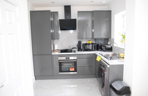 Fryent Casa | Deluxe 4-bed House Close2 Wembley Stadium
